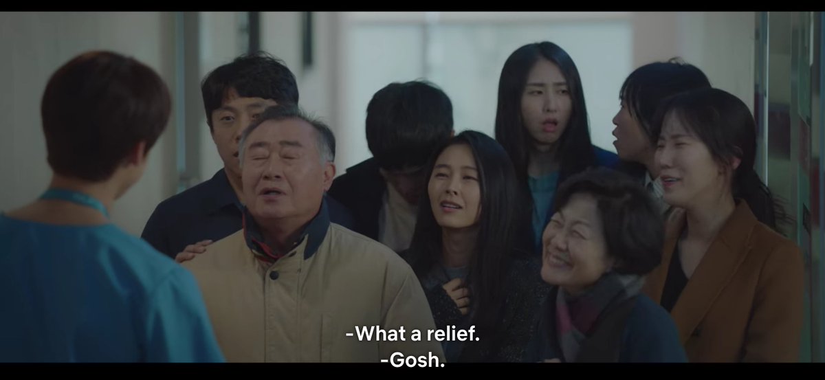 This family is a seems funny in the way all of them are waiting, and monitoring the child's progress.But it's really really heart-warming how they're all together, speaks a lot about their bond and how they care for the little girl.  #HospitalPlaylist