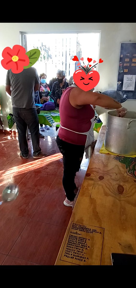 CapuchaGastron's tweet photo. Primera olla común en población La Cardenal en El Bosque. ¡Capucha Gastronómica ayudando al pueblo! https://t.co/zBOlKd3Mlg