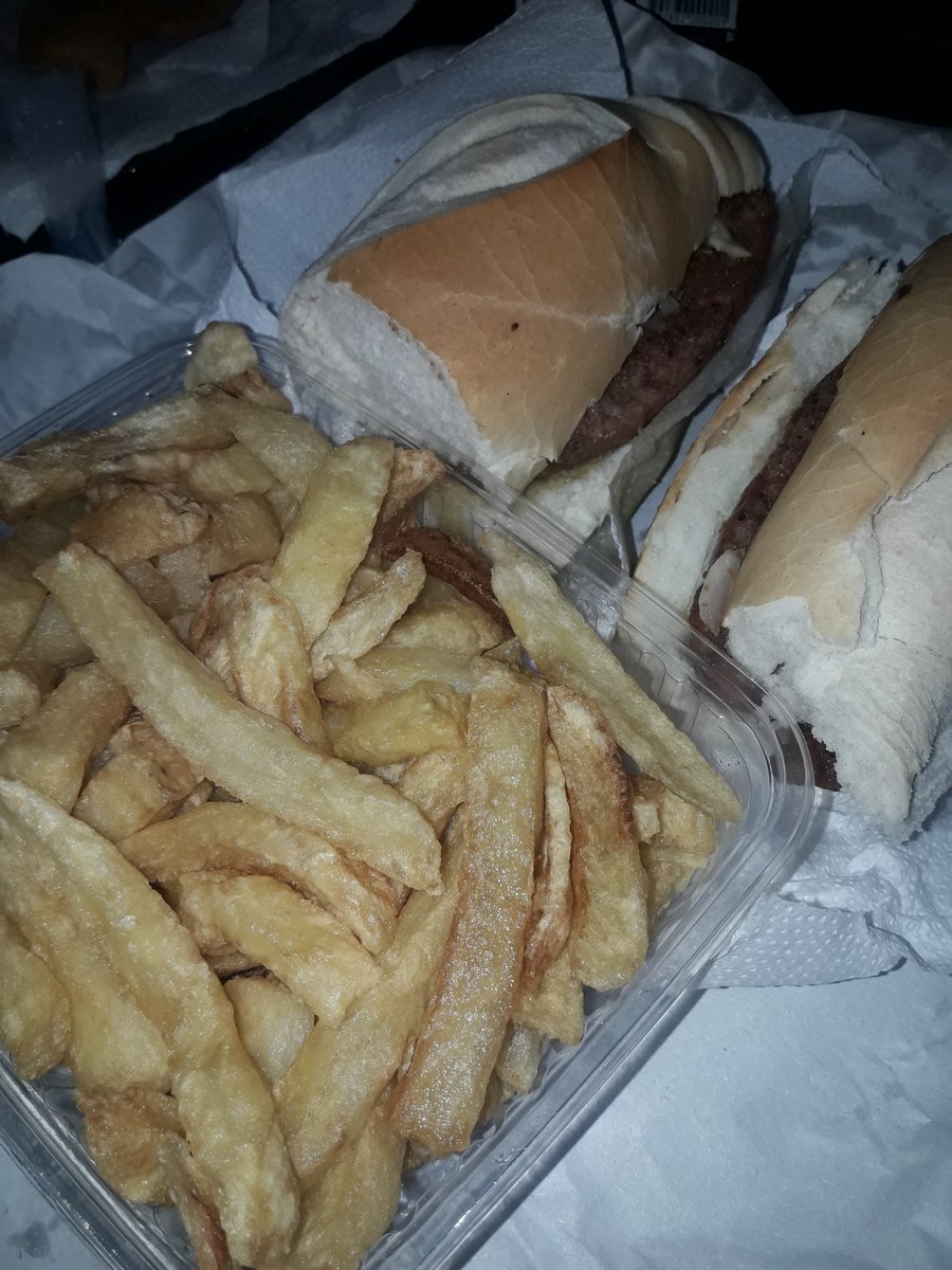 valentiina_ria's tweet photo. Me dijo que me había mandado un regalo y cuando sali estaba él con papas fritas y choripan con criolla❤ el amor de mi vida https://t.co/KTZ9CAkSJt