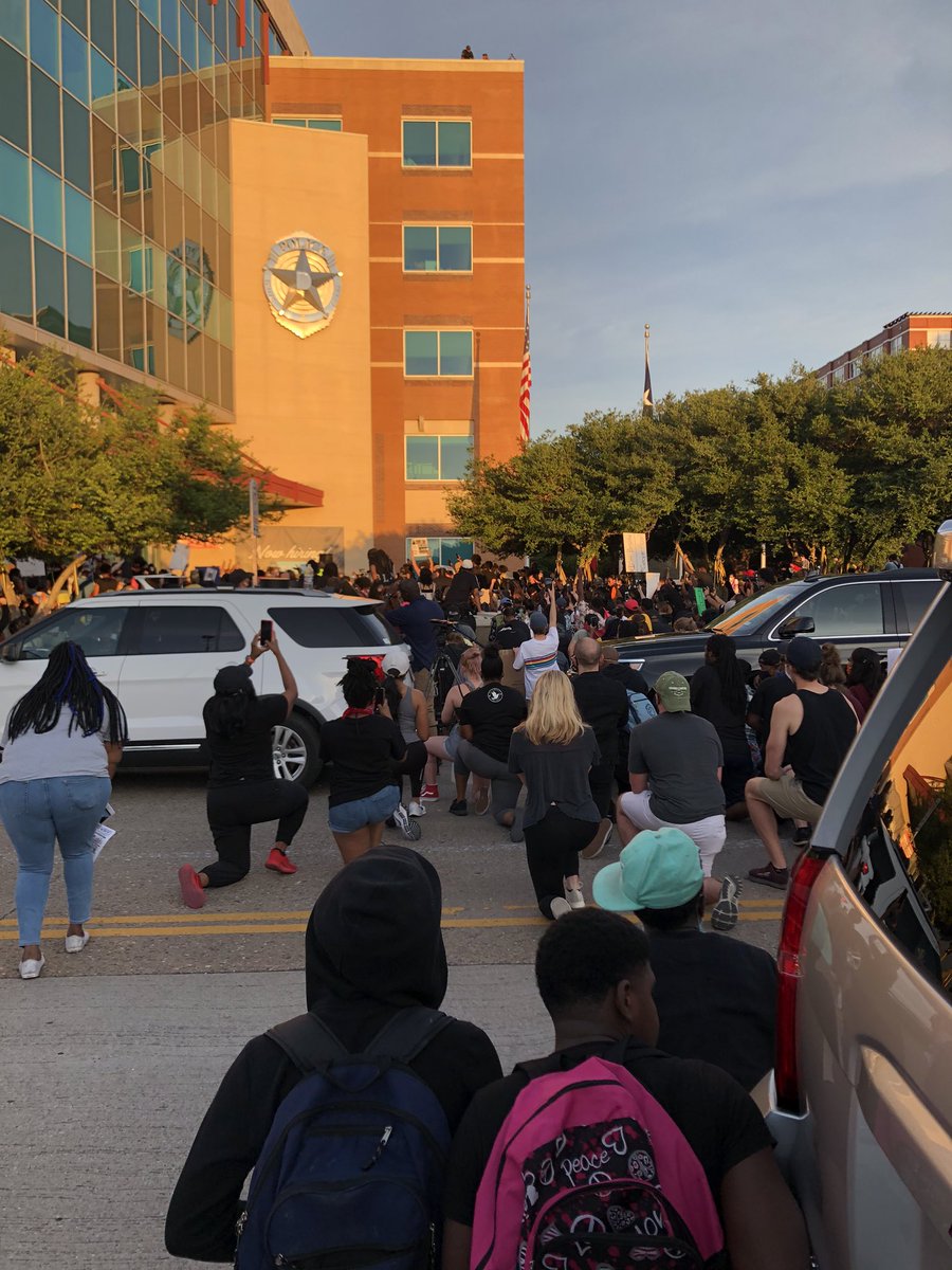 State Sen. Royce West (who’s running for the Democratic nomination in the US Senate race) has crowd take a knee. Says a prayer, asks for justice.