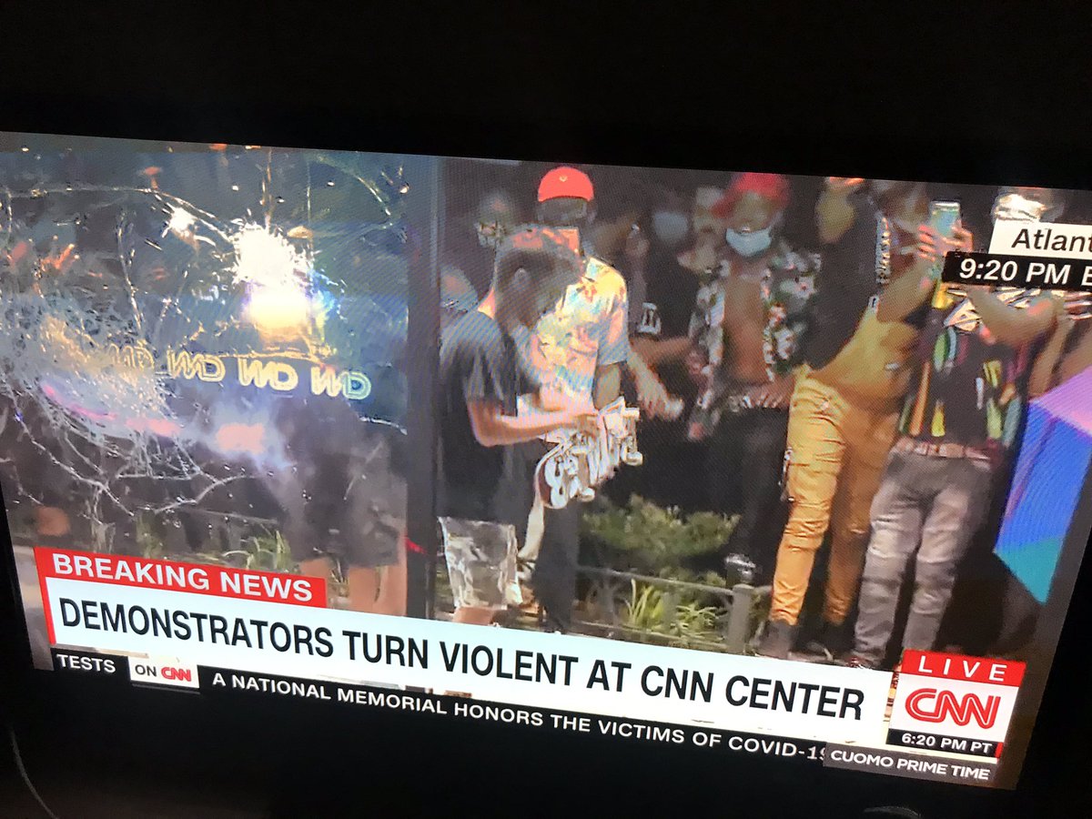 RichardCityNews's tweet image. #BREAKING - protesters smashing the windows of CNN centre in Atlanta.