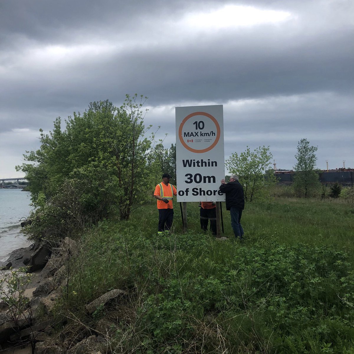 PointEdward's tweet photo. Close to shore ?  
Boaters, upbound on the #StClairRiver off #PointEdward need to ease up.  With continued high water levels NEW signs of caution now in place. @PointSARRescue @CoastGuardCAN @Transport_gc 
@BlackburnSarnia @SarniaObserver @SarniaJournal https://t.co/7mZYO8I39k