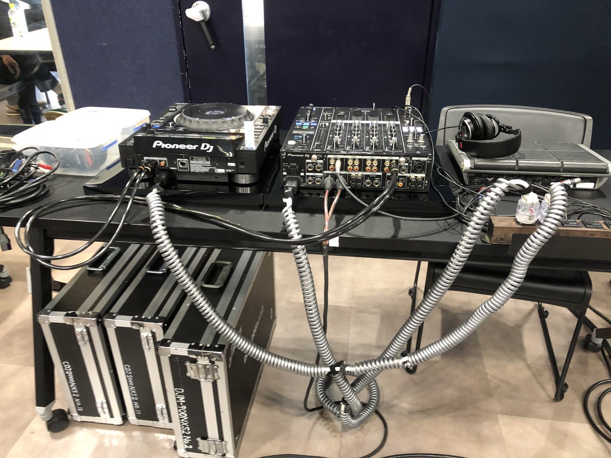 soundtaka's tweet photo. ケーブルインシュレーターHelca1を使用して、某スタジオでのリハーサルに立ち会いました。
キーボード演奏者→軽いタッチになり、弾きやすくなりました。
ベース演奏者→音が明瞭で、パワー感を非常に感じる。
ひそかに電源ケーブルをAcca5を使用してます。

#スタジオ　＃リハーサル　#Helca1 https://t.co/jd6XZg6dRA