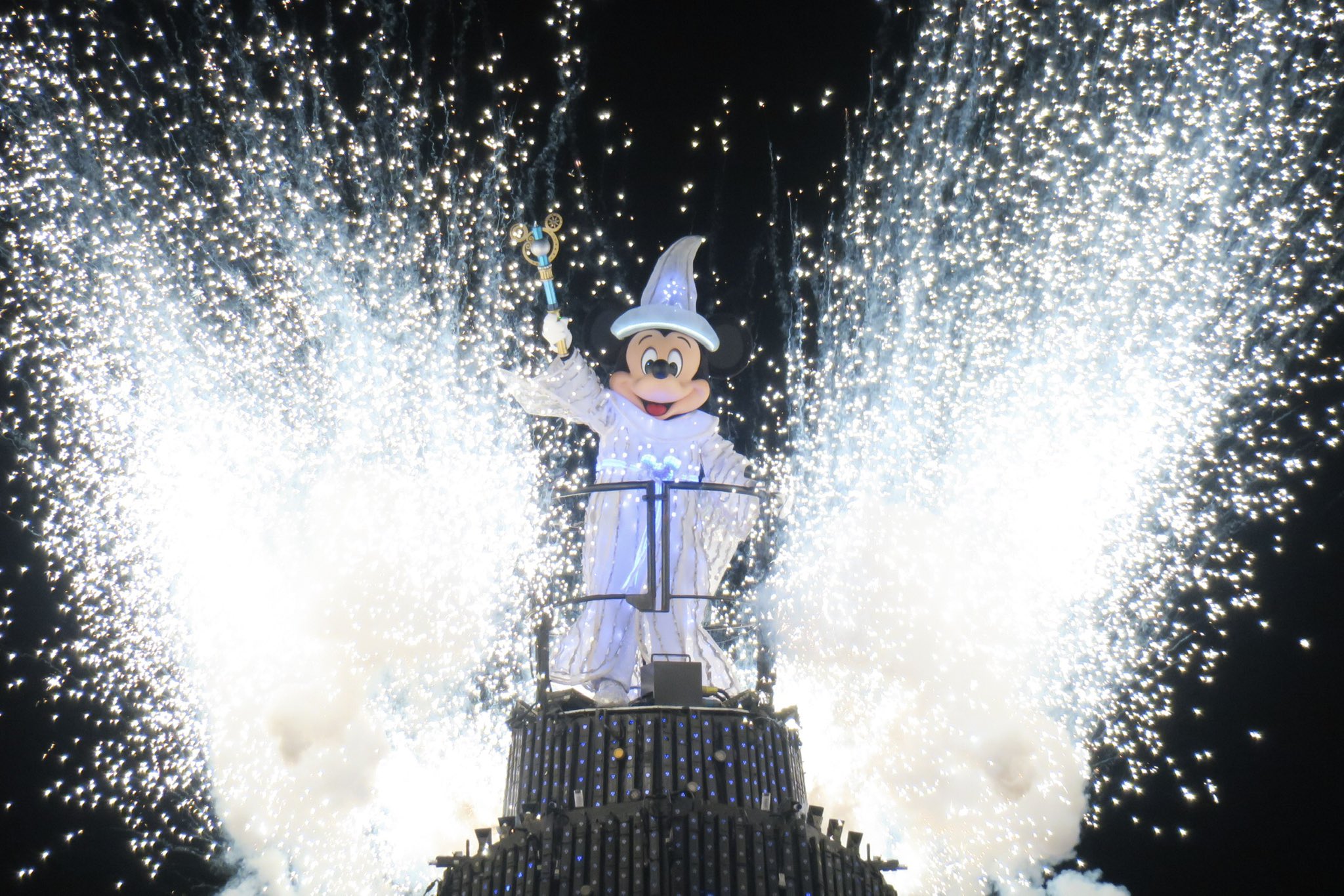 つっちー Dあか コンデジで撮る夜のショーパレ第1弾 ズミの爆発シーン 数え切れないくらい通ったズミ 風 パイロ ミッキー目線の三拍子が揃わなくて 何度悔しい思いをさせられたことか ズミ無きこの先 何を楽しみに夜インすればいいんだろう W