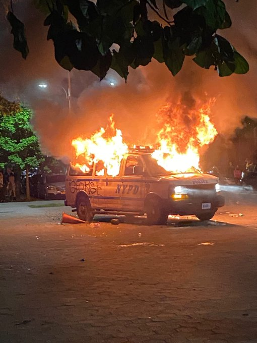 BREAKING:  #GeorgeFloyd  #NYCPROTEST  #Brooklyn  #icantbreathe Reports just coming in about the Brooklyn police precinct in New York being overran by demonstrators.I will look for more information.