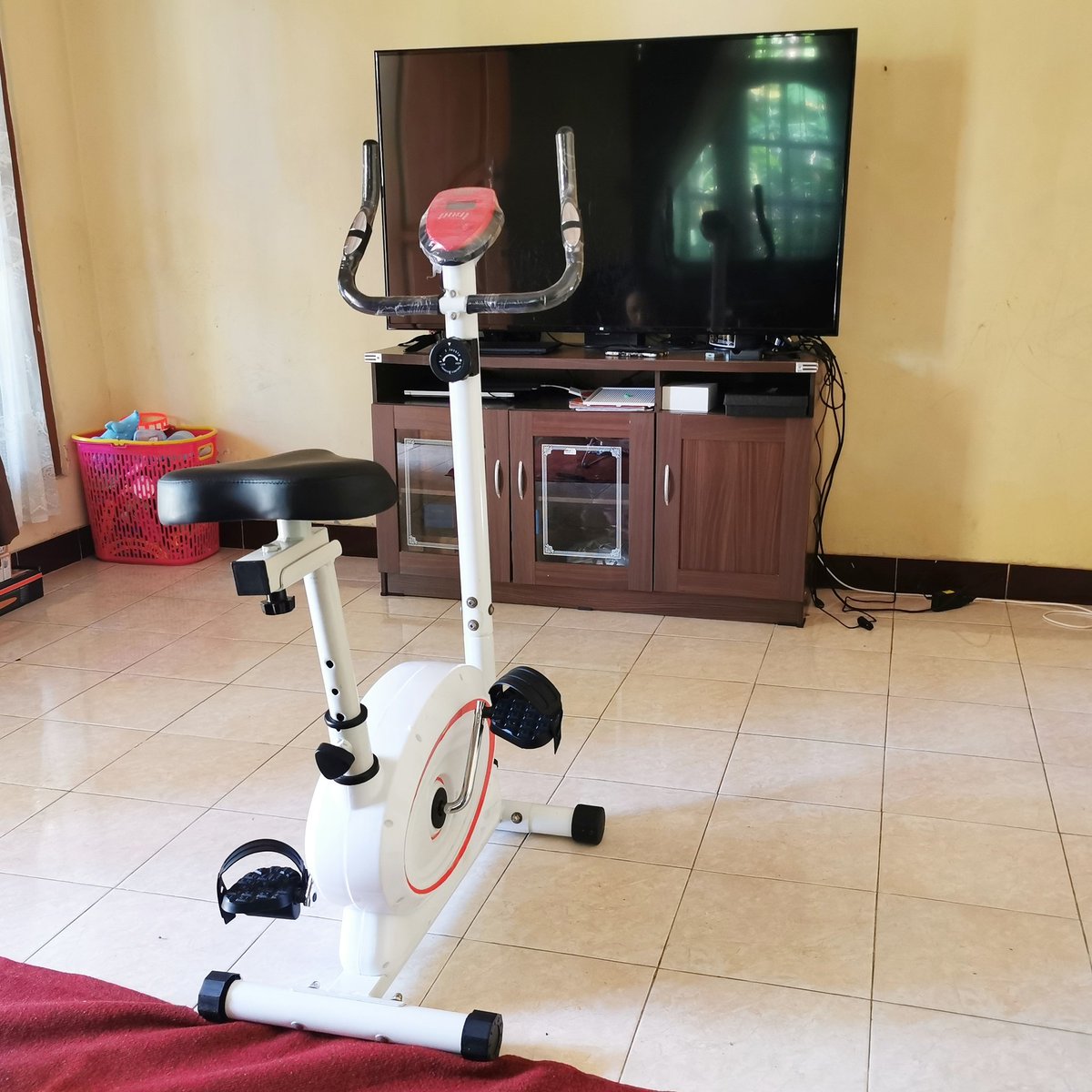 ridwanhr's tweet photo. Bikin kesepakatan sama istri, setiap nonton netflix harus sambil gowes sepeda statis 😂 https://t.co/iI7jHm0iDd
