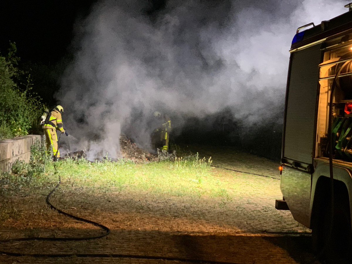 Berg afvalhout vat vlam nabij Doetinchem, politie denkt aan brandstichting...