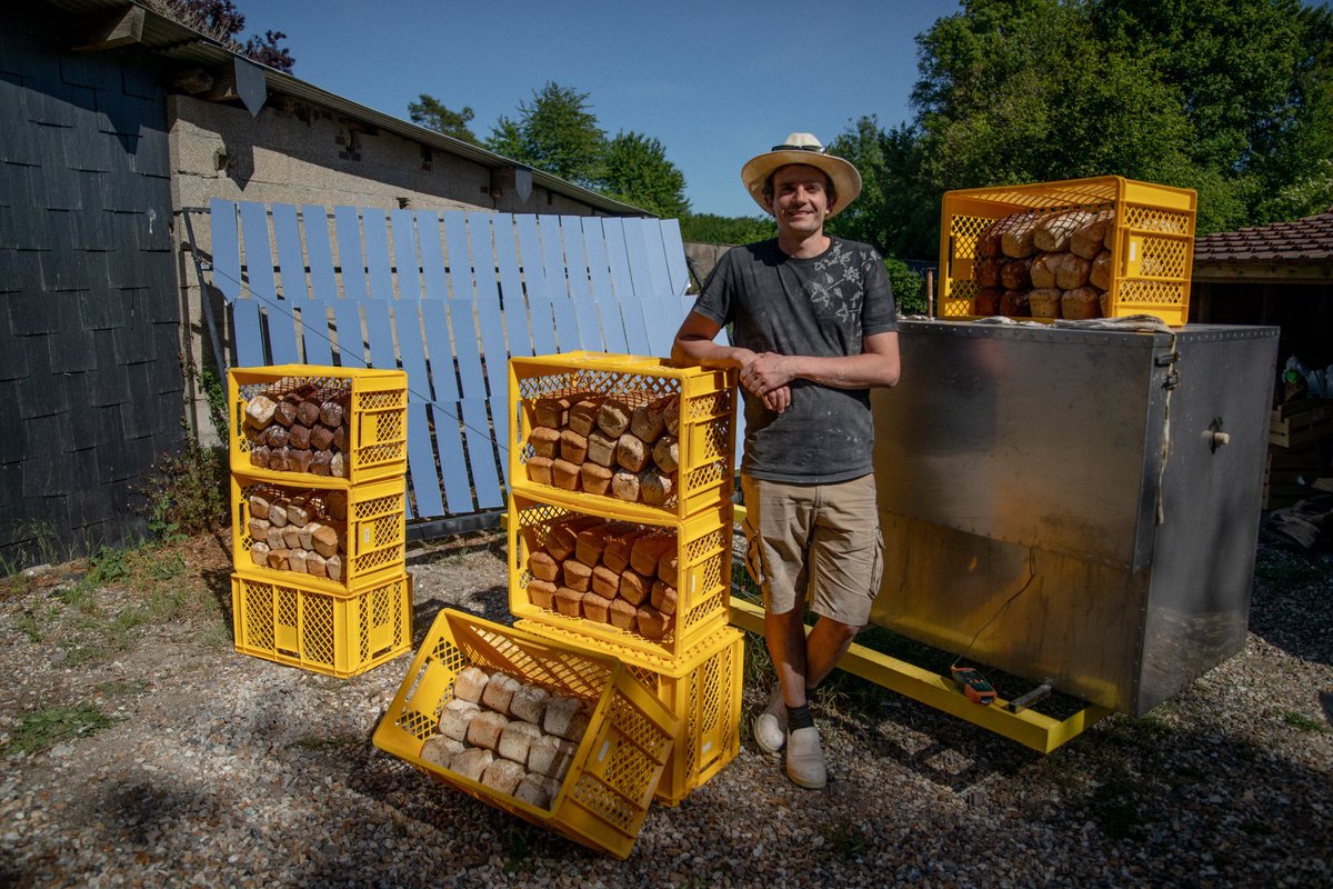 Richard_Loyen's tweet photo. Jeudi, la boulangerie solaire normande #Neoloco a cuit 98 kg de pains au levain grâce à ♨️☀️, 🙌👌. Si ça fonctionne près de Rouen, c'est OK pour Nice, Marseille, Perpignan, Toulouse... Bientôt d'autres boulangeries ☀️ en 🇫🇷 ? https://t.co/hHzijrWaj8 https://t.co/39Pf48OFl0