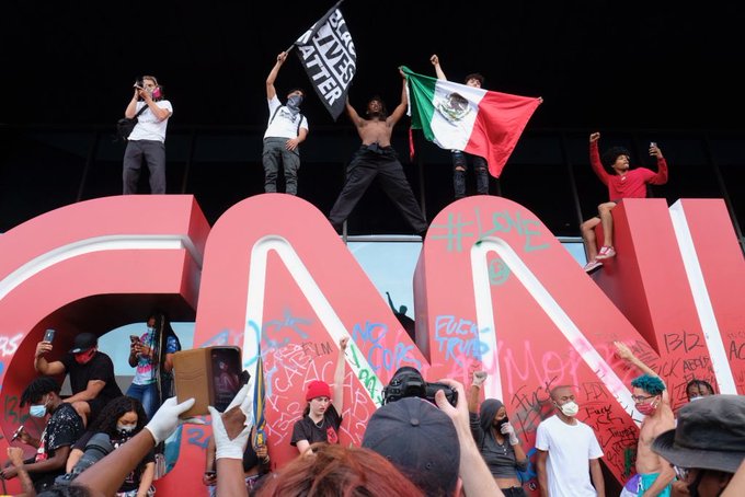 rpkampuchea's tweet photo. #EEUU Manifestantes indignados arremeten contra las instalaciones de CNN en Atlanta. #JusticeForGeorgeFloyd #CNNHeadquarters #Atlanta https://t.co/9nNyubNtA0