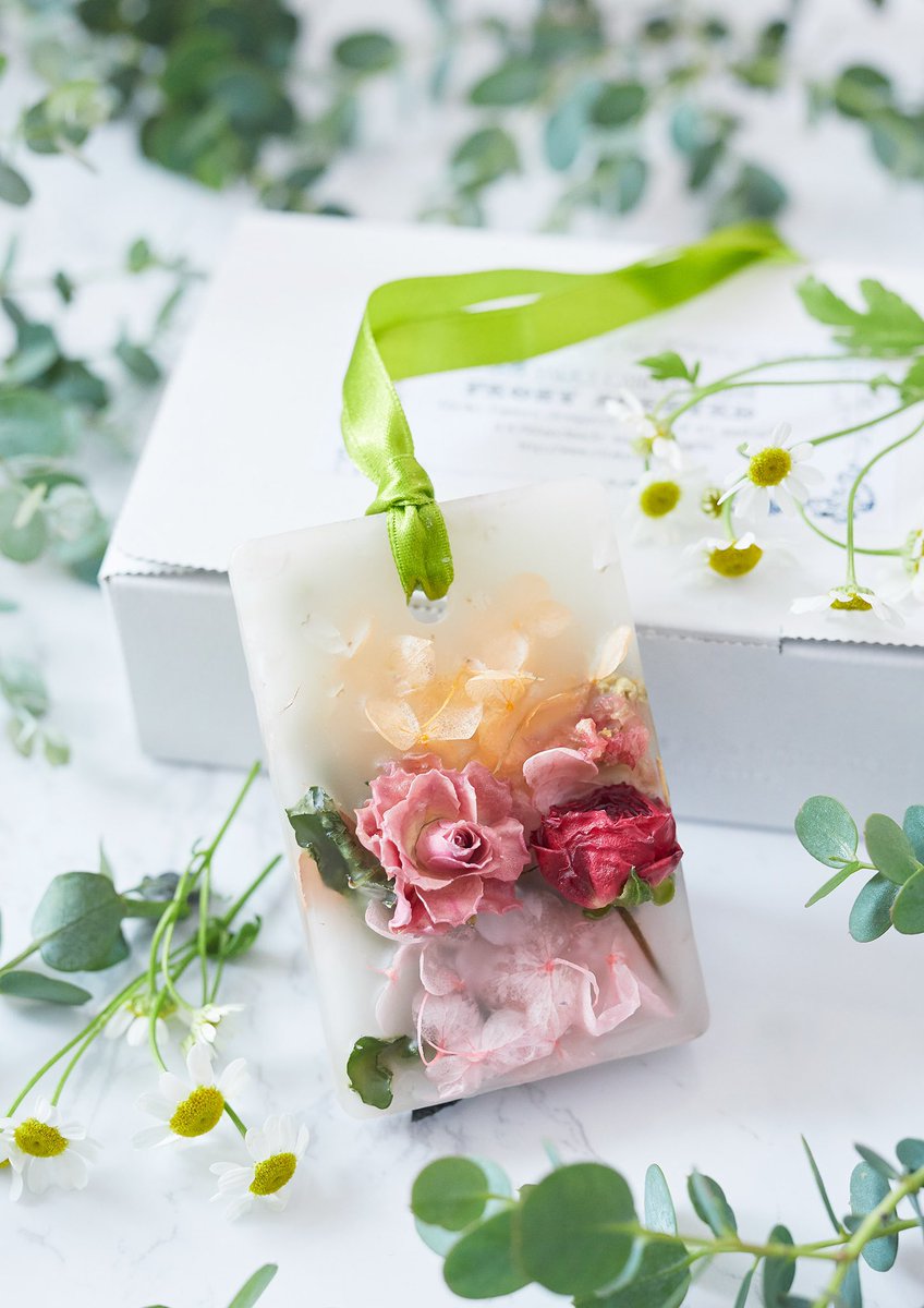 ワックスバー®に新作登場♪
“すずらん”＆“ピオニー”🌸

蜜蝋が沢山配合されたワックスをベースに
独自のブレンドの香料を入れ
本物の色とりどりの草花や
プリザーブドフラワーをデコレートしています！

枕元やクローゼットにそっと置いて
香りを楽しんでみてくださいね♪

stcl.page.link/7bQK