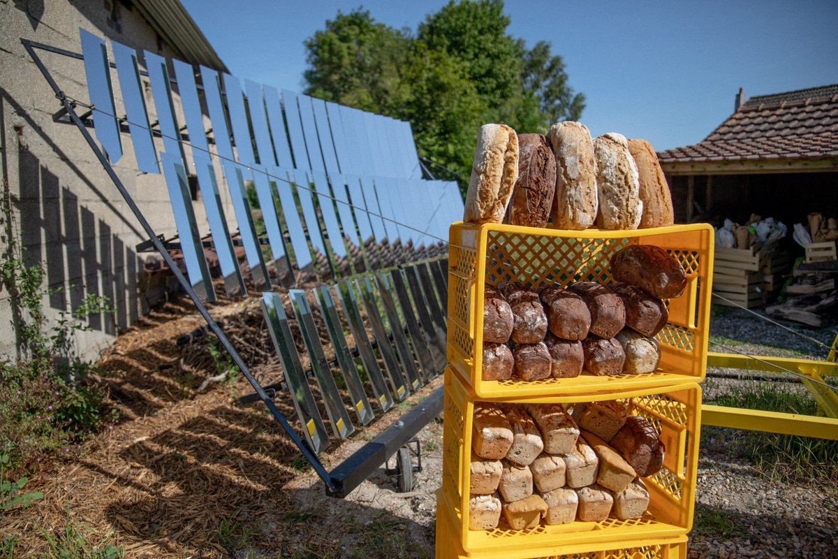 Richard_Loyen's tweet photo. Jeudi, la boulangerie solaire normande #Neoloco a cuit 98 kg de pains au levain grâce à ♨️☀️, 🙌👌. Si ça fonctionne près de Rouen, c'est OK pour Nice, Marseille, Perpignan, Toulouse... Bientôt d'autres boulangeries ☀️ en 🇫🇷 ? https://t.co/hHzijrWaj8 https://t.co/39Pf48OFl0