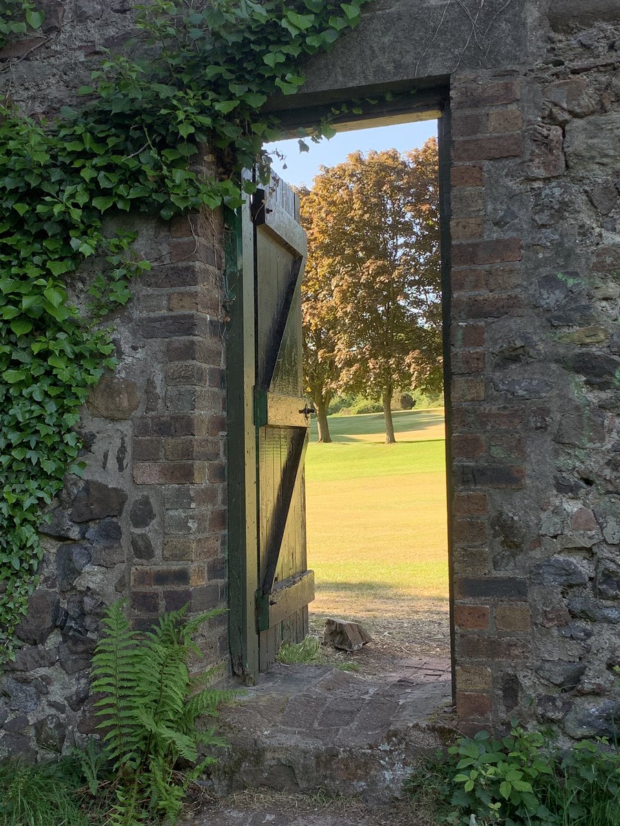 lucynorris1's tweet photo. Going through the secret gate at Prestonfield....
#prestonfieldgolfcourse #prestonfieldhouse #duddingstonnaturereserve #bawsinch https://t.co/2deuWxHYZL
