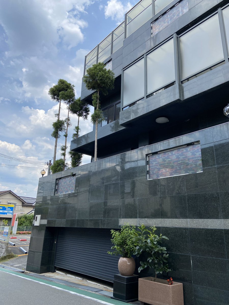 MadForMaple's tweet photo. Amazing houses in Senri! This belongs to one family! Wow! #Osaka #Kansai #Japan #GoodToBeRich #houses https://t.co/l651PqZTLR