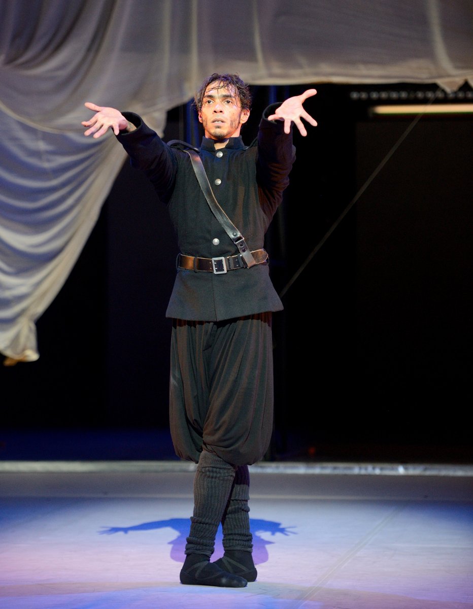 StuttgartBallet's tweet photo. From Onegin to Romeo and Othello – how do our dancers prepare dancing different characters? Our Principal Dancer #JasonReilly gives some insights in our latest blog post: https://t.co/piLesNURYg (in 🇩🇪) https://t.co/vp04Bzpfp4