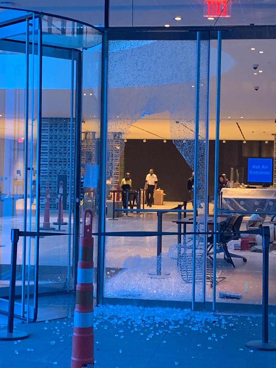 TeresaARiley's tweet photo. AT&amp;T world hq https://t.co/cOKpYaXOu1