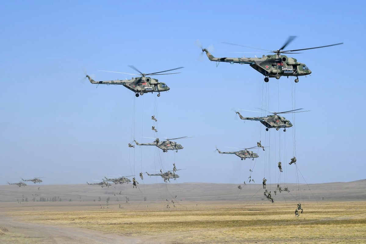 RUSexercises's tweet photo. RuMoD FB: The most massive non-parachute landing of airborne troops (SKSHU "Center-2019", Donguz training ground, Orenburg region) #Ministry of Defense # Airborne forces # Paratroopers #Records #Center2019 #Landing #Exercises #Military Training https://t.co/DczPACxvTW https://t.co/p0HKceQSAw