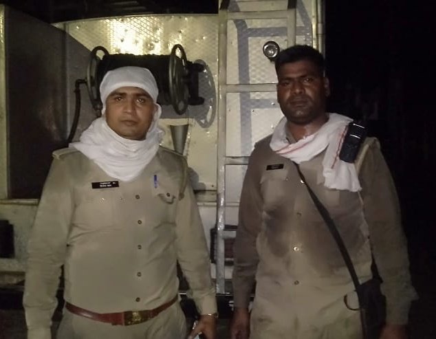 JajbatiKhaki's tweet photo. त्याग कर घर-परिवार
श्रेष्ठ सर्वोच्च अधिकार
खादी दाग है सबको भान
खाकी को मैं भी करता अंगीकार!
धन्य है @amrohapolice
की #PRV3587 व #PRV3589 पर तैनात ये जवान💐
#KhakiOnDuty https://t.co/jyvhMBBZQ2