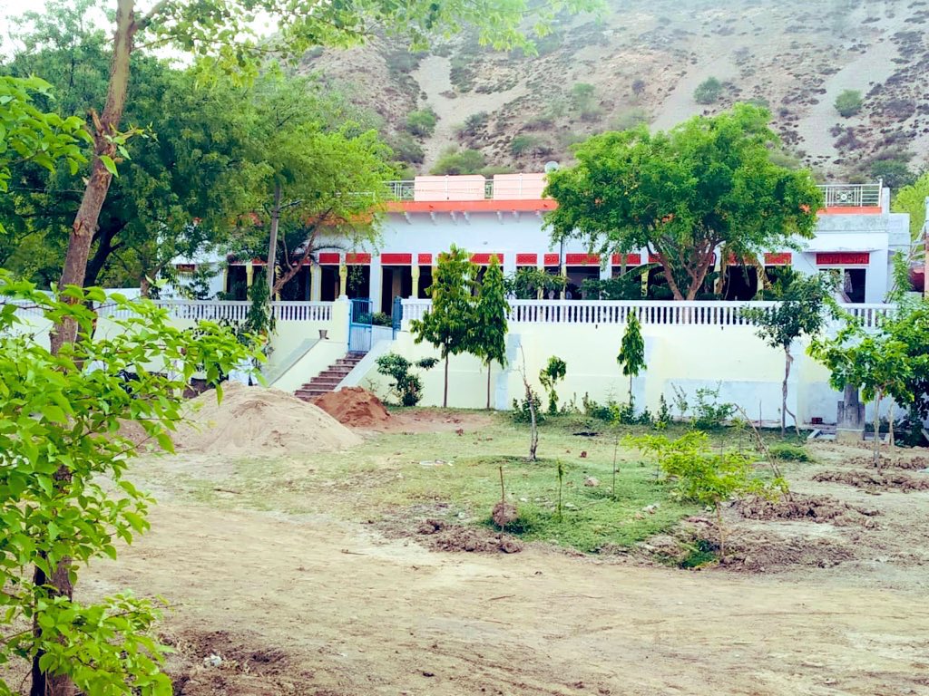 SubhashCM26's tweet photo. गाँव के सार्वजनिक भवनों की तस्वीर बदल कर खूबसूरत हो रही है, @DVS_Dalpura के मेरे सभी साथियों का सहयोग ओर प्यार इस बदलाव की वजह है ! https://t.co/Y0CKhvWSK2