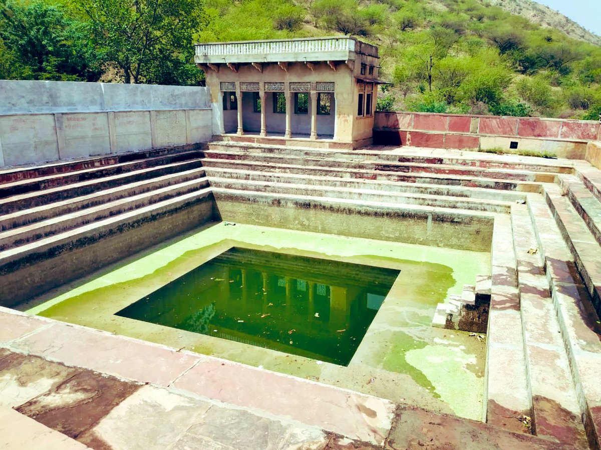 SubhashCM26's tweet photo. गाँव के सार्वजनिक भवनों की तस्वीर बदल कर खूबसूरत हो रही है, @DVS_Dalpura के मेरे सभी साथियों का सहयोग ओर प्यार इस बदलाव की वजह है ! https://t.co/Y0CKhvWSK2