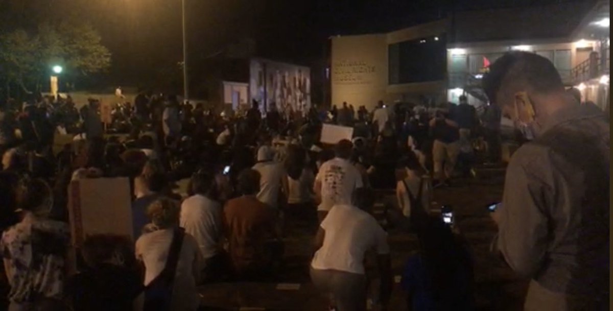 JalynSouchek's tweet photo. Hundreds of protestors take a knee outside the National Civil Rights Museum where MLK took his last breath. https://t.co/a3sxMhfl1f