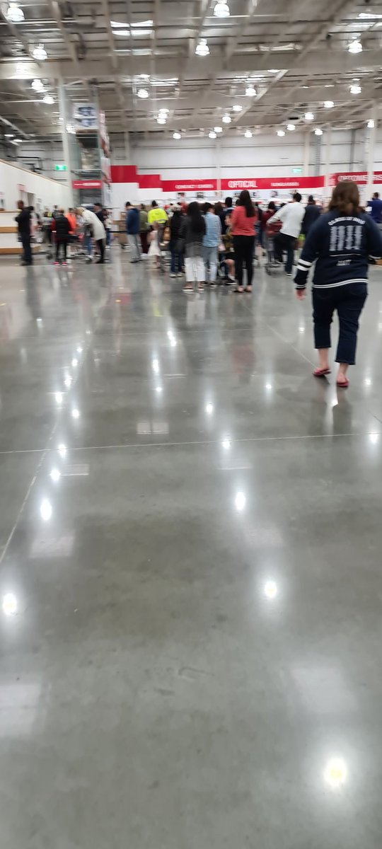 realmikosantos's tweet photo. Where is social distancing? @Costco #Adelaide #socialdistancingnomore #nomorecovid-19 ? https://t.co/4urot5p3E3