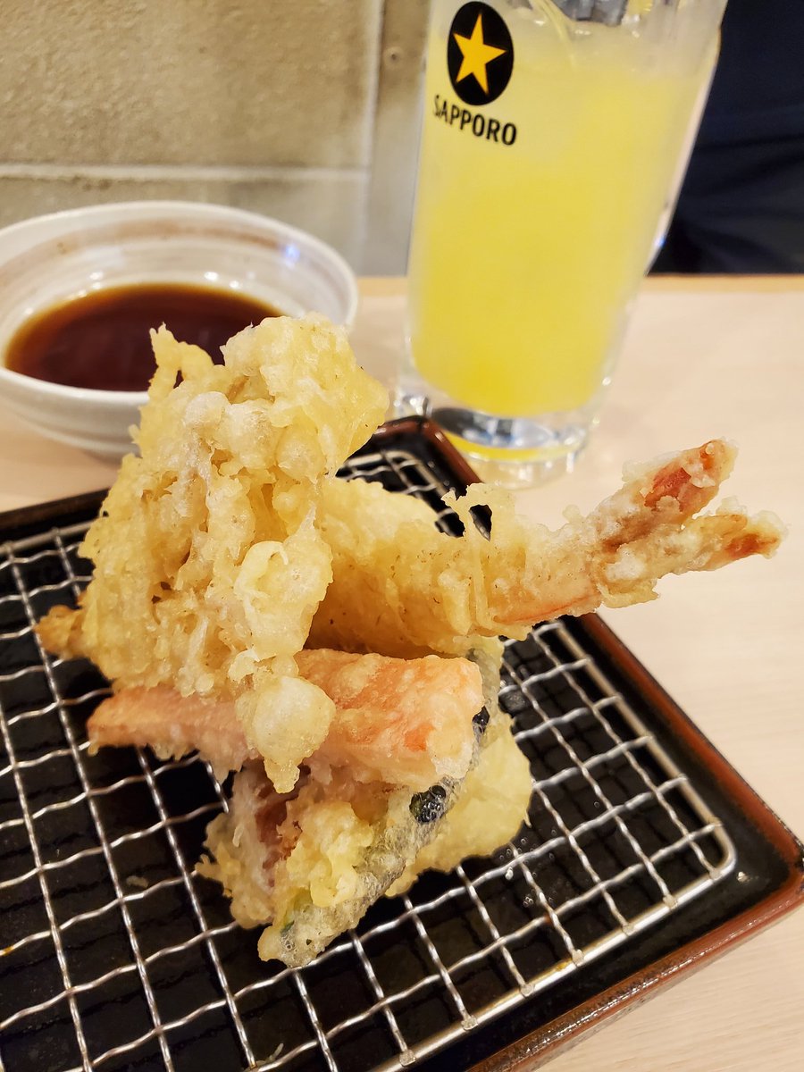 ライダー 続いて上野かっちゃん せんべろセット1100円 今日の天ぷらはニンジン 舞茸 れんこん ちくわ かぼちゃ エビ ドリンクはシークヮーサーサワー 梅割り ジンジャーハイボール まだみんな自粛中なのか 満席になることもない 席数も変わら
