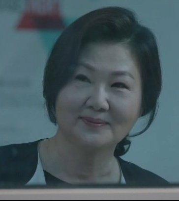 i've mentioned last time that winter garden is also called as "four seasons sunroom."kim hae sook (rosa, jeongwon's mom) appeared in all four seasons of endless love. she went through it all and now, she's doing the same in  #HospitalPlaylist. 