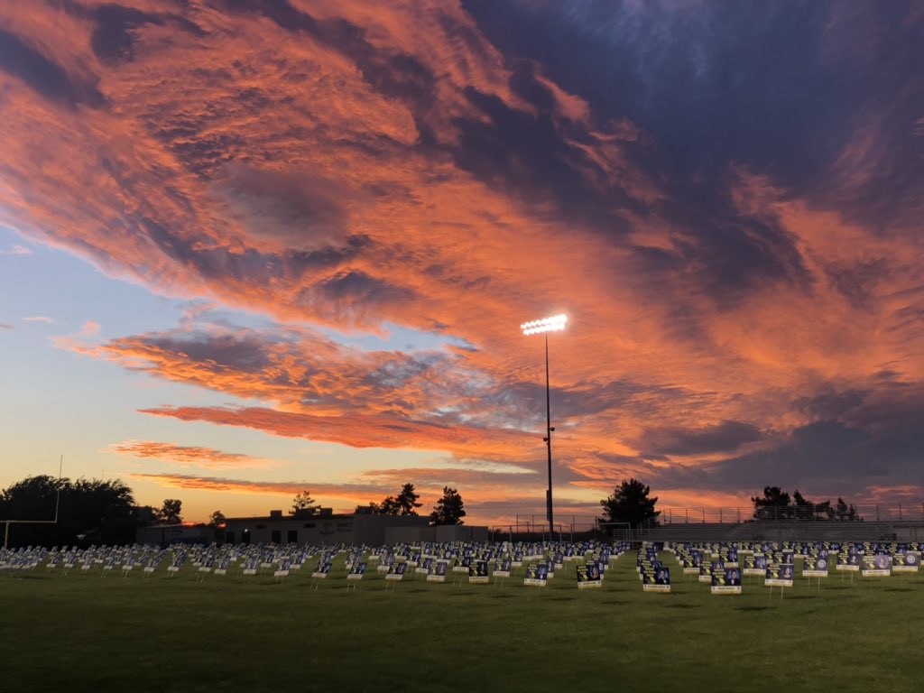 Wonderful night for the wonderful #ClassOf2020 at <a href="/Serrano_Nation/">SERRANO NATION</a>. Yard signs, lights, and perfect weather. #graduates #WeAreSnowline <a href="/SnowlineJUSD/">Snowline JUSD</a>