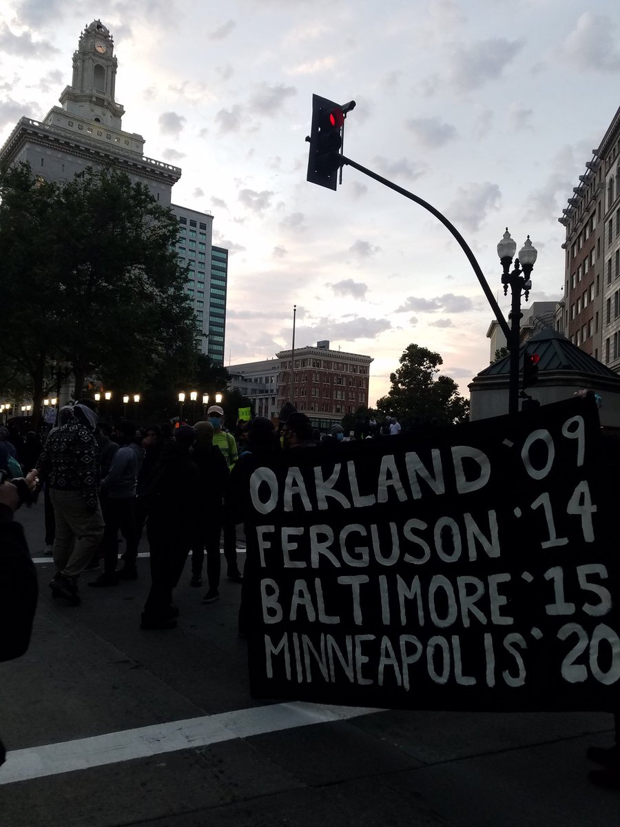 Crowd overflowing into the streets. Easily over 1000 people here now, perhaps approaching 2k.Banner pays tribute to four major anti-police rebellions of the last decade.  #Oakland 2009  #Ferguson 2014 #Baltimore 2015 #Minneapolis 2020