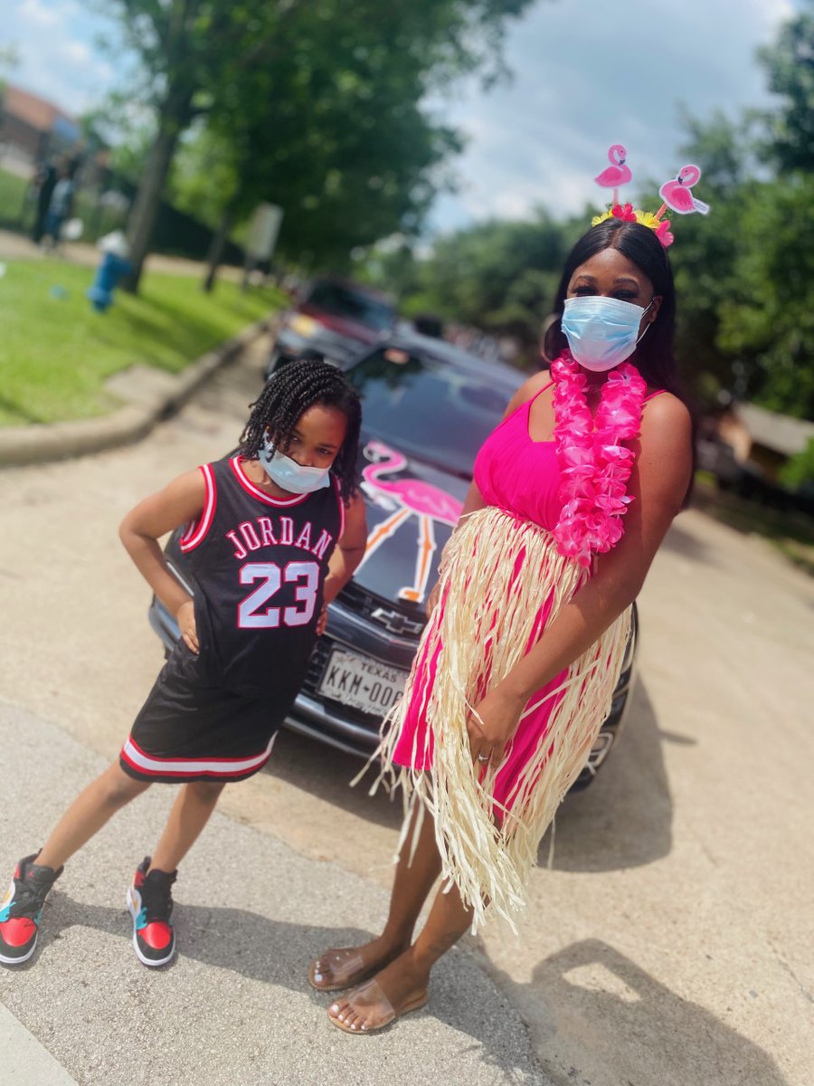 Mrs_VDeFriend's tweet photo. We beat Harvey, so we can beat this! I felt so much joy seeing my students and co workers. I will miss everyone. 💔❤🍎 #DrivebyParade #HelloSummer #MitchellStrong @YalitzaMtz @Mitchell_Elem 🍎 https://t.co/ujIy29GlUs