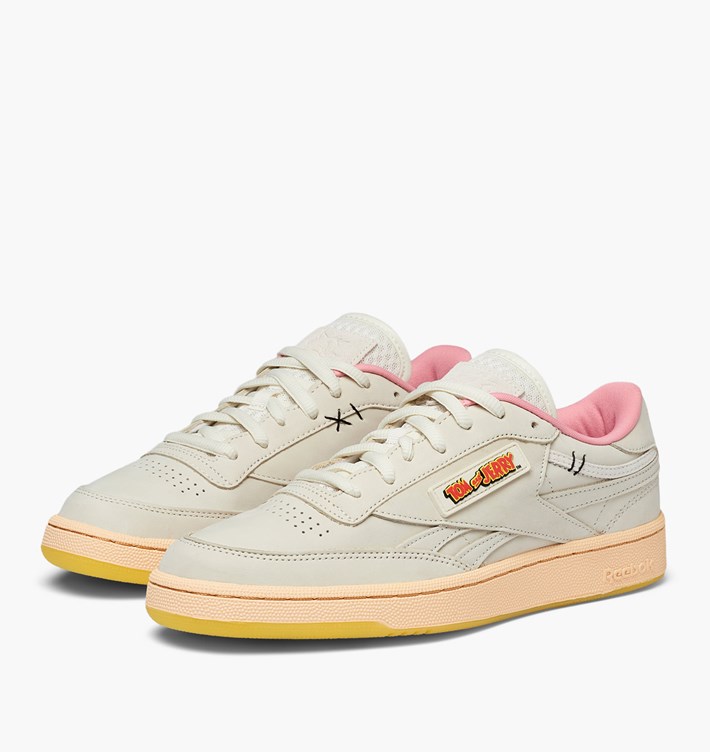 SOLELINKS's tweet photo. Ad: Tom &amp; Jerry x Reebok Club C Revenge 'White/Tan' on sale for $74.99 + FREE shipping => https://t.co/WcdEbV7Z1A https://t.co/PgnNatZhGX