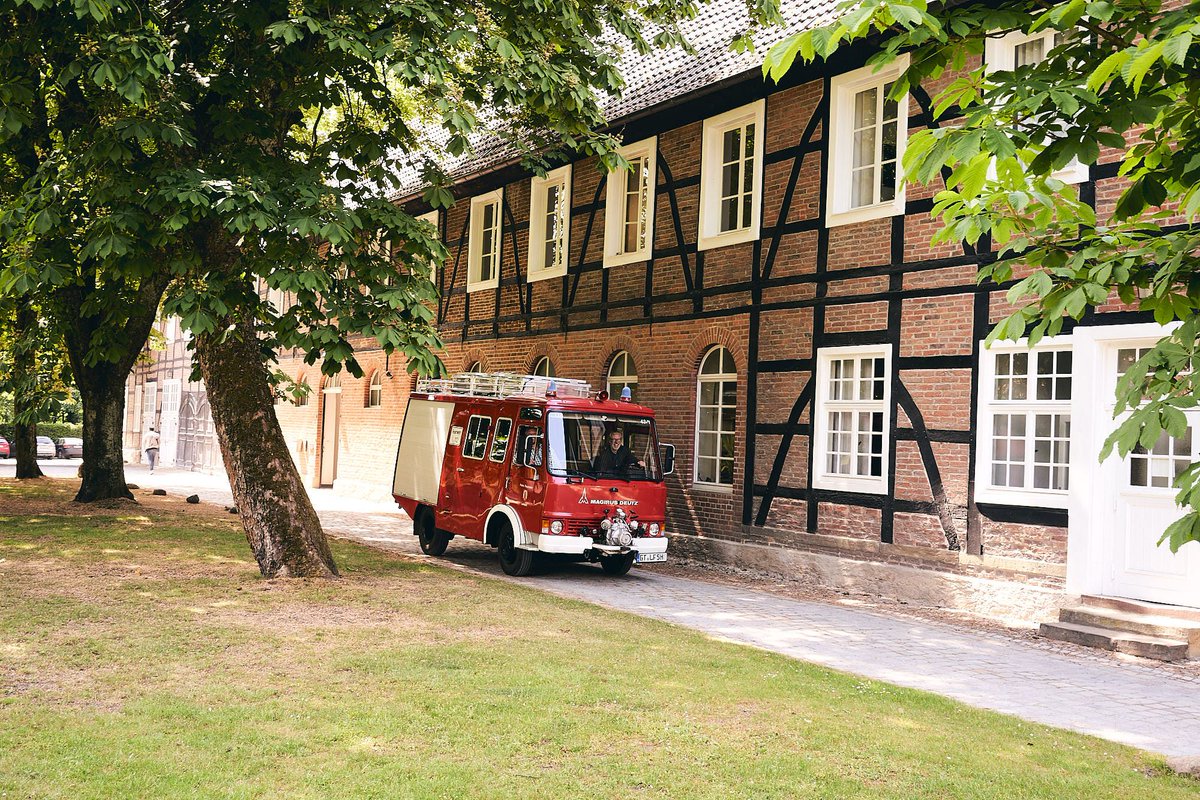 Tschüs: Rolf Wonnemann und sein zu einem Wohnwagen umgebauten Feuerwehrwagen Magirus Deutz Iveco aus dem Jahr 1977 mit Gert Daub-Diekhoff in der Vorburg von Schloss Rheda #fürstbentheim #rheda #schlossrheda#wohnwagenumbau #wohnwagenrenovierung #wohnwagen  #caravanrenovation