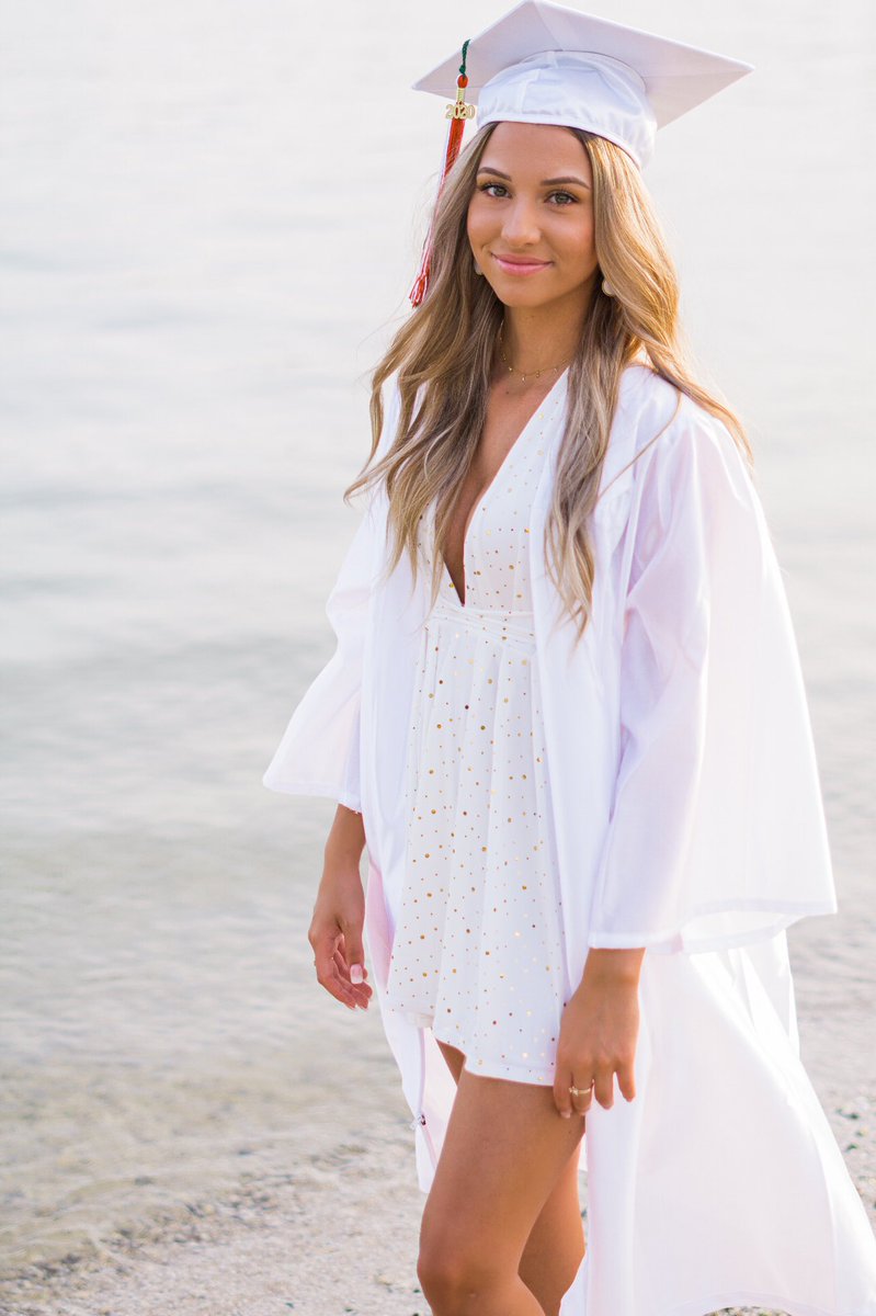 tnmaddi's tweet image. Congratulations class of 2020🧡💚 even though we’ll never get the walk some of us always dreamed of, we still made it. So pop your bottles and celebrate yourselfs since we can’t all celebrate together🎓 #capsoff #CO2020