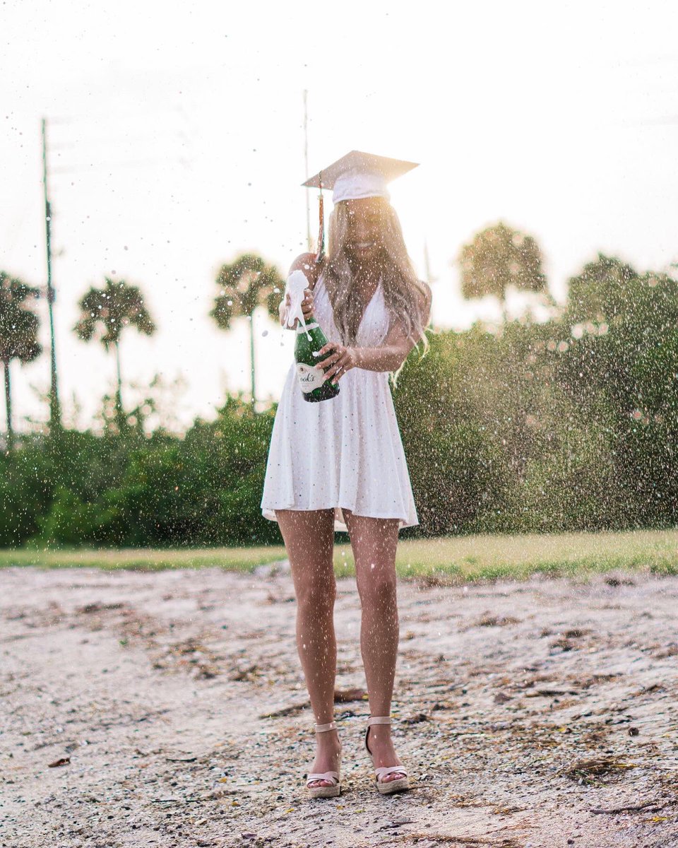 tnmaddi's tweet image. Congratulations class of 2020🧡💚 even though we’ll never get the walk some of us always dreamed of, we still made it. So pop your bottles and celebrate yourselfs since we can’t all celebrate together🎓 #capsoff #CO2020