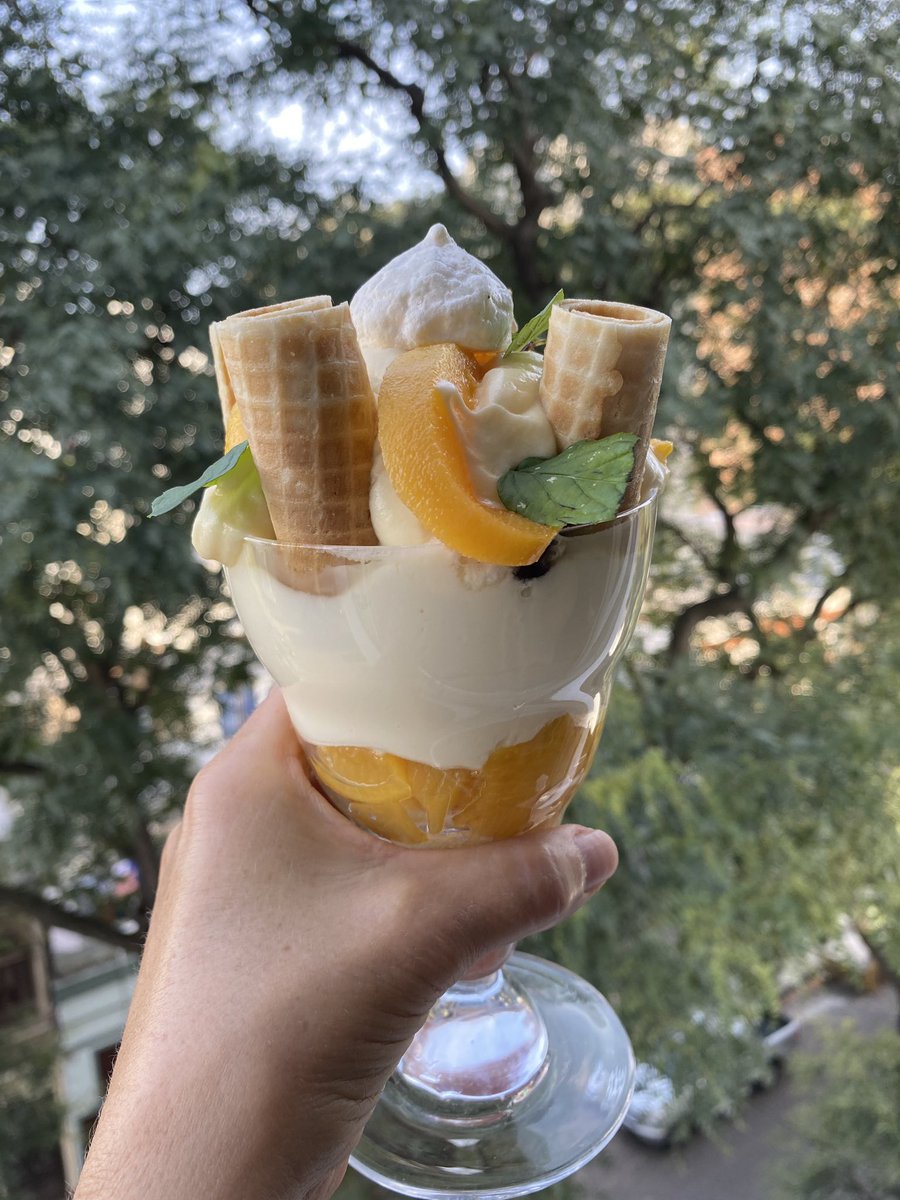 JogginetayCorsa's tweet photo. Durante el confinamiento desarrollamos con marido e hijos un desafío master chef Interno. Hoy me inspiré en esta anécdota para cumplir consigna ‘postre de inspiración ochentosa’ #CopaMelba https://t.co/2pvGIYDCvb