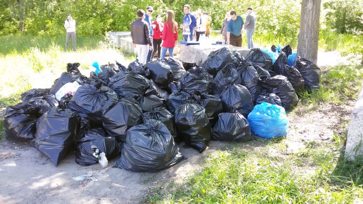 В минувшую пятницу сотрудники Правового управления участвовали в экологической акции, проводимой на территории центрального городского парка Владимирский Сад.