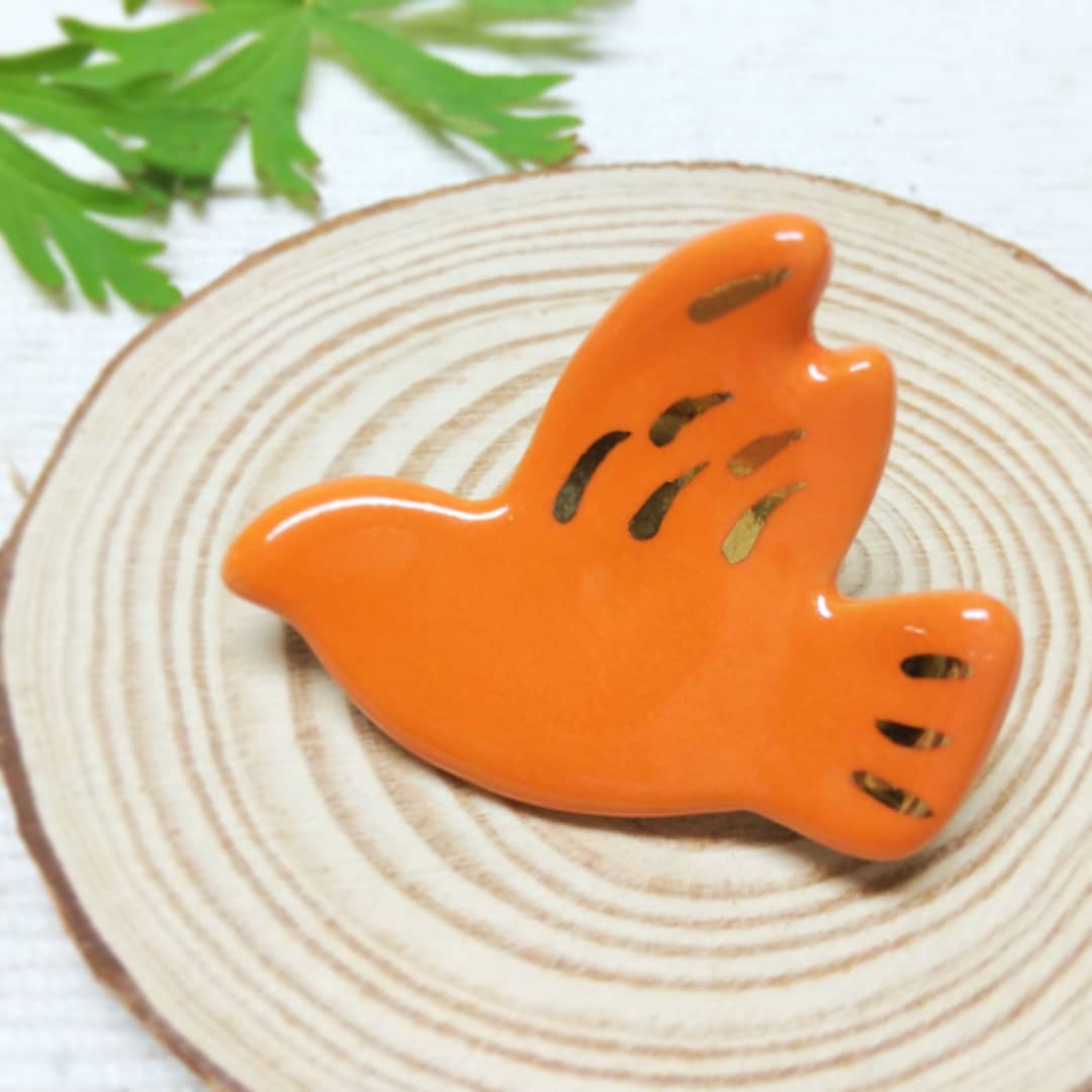 【陶器アクセサリー】金彩鳩ブローチ
#爽やかなオレンジ #鳩 #とりアクセサリー #金彩 #ビビッドカラー #オレンジ色 #陶器アクセサリー #陶器ブローチ #potteryjewelry #kawaii #せらみ屋 場所: Kyoto, Japan instagram.com/p/CAzAOP5jztz/…