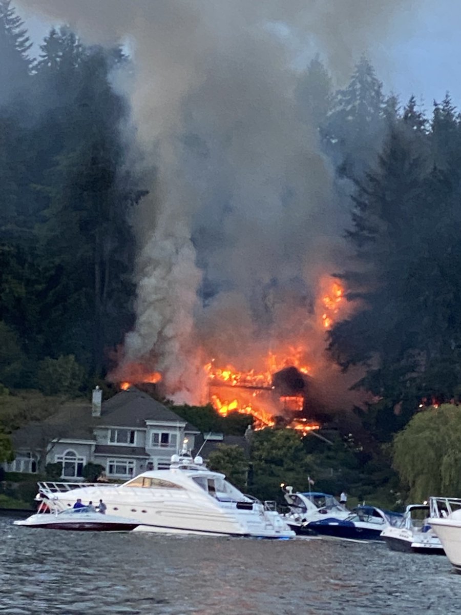 bella_paperdoll's tweet photo. Kirkland house on fire 😢 https://t.co/YrUpgY4t7q