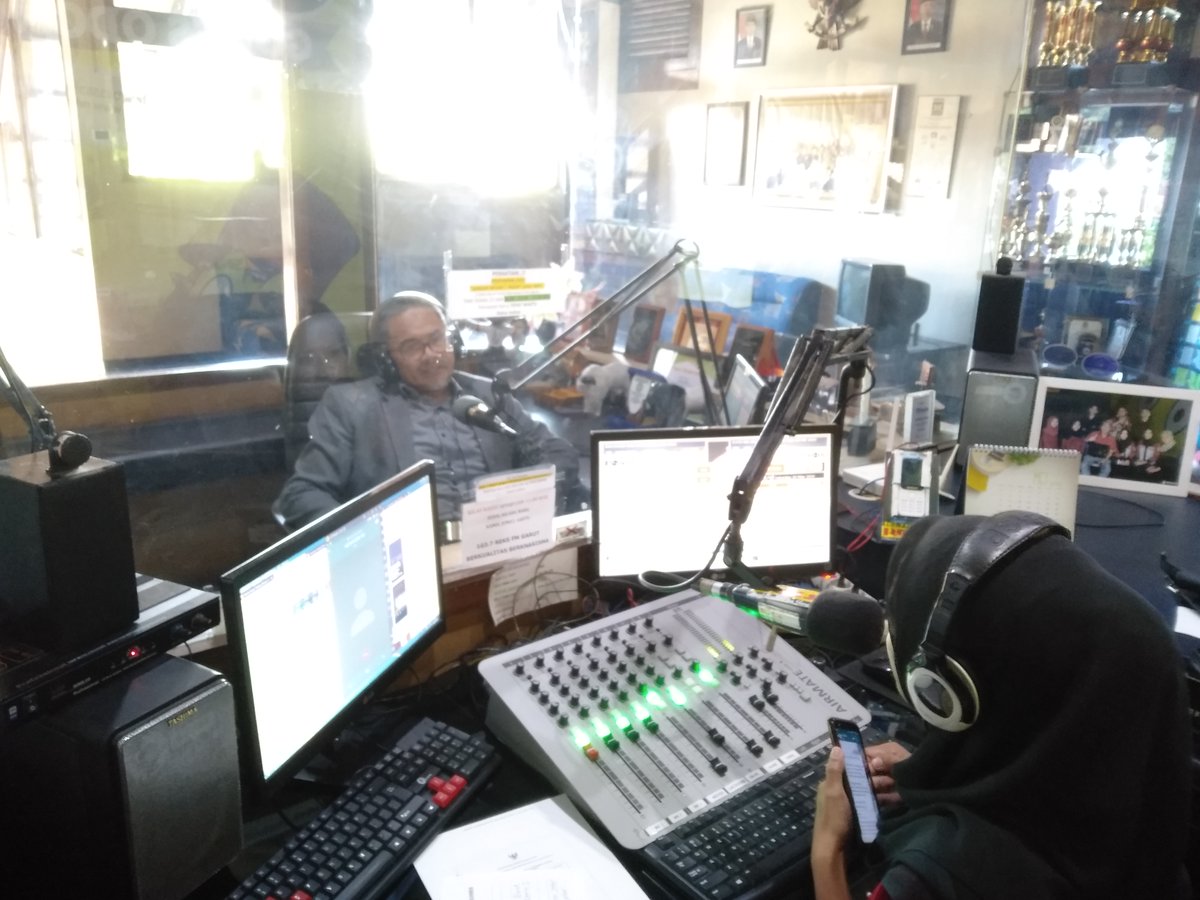 reksfmgarut's tweet photo. Talkshow Bersama DPRD Sebagai Supporting System Penyiaran di Jawa Barat.
__
@kpidjabar1
#KPIDJabar #DiRumahAja #Radio #ProgramFavorit #AyoDengarRadio #DengerRadioItuKeren https://t.co/N93cbCeEHY