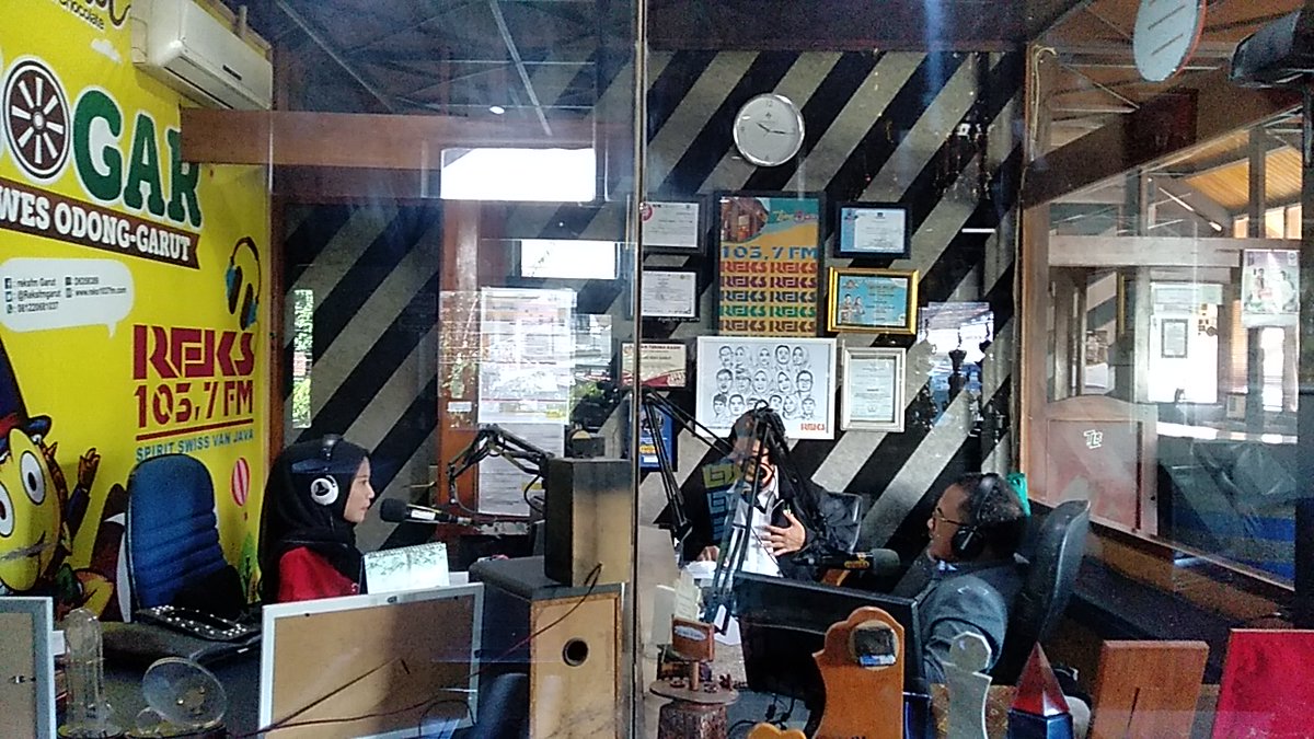 reksfmgarut's tweet photo. Talkshow Bersama DPRD Sebagai Supporting System Penyiaran di Jawa Barat.
__
@kpidjabar1
#KPIDJabar #DiRumahAja #Radio #ProgramFavorit #AyoDengarRadio #DengerRadioItuKeren https://t.co/N93cbCeEHY