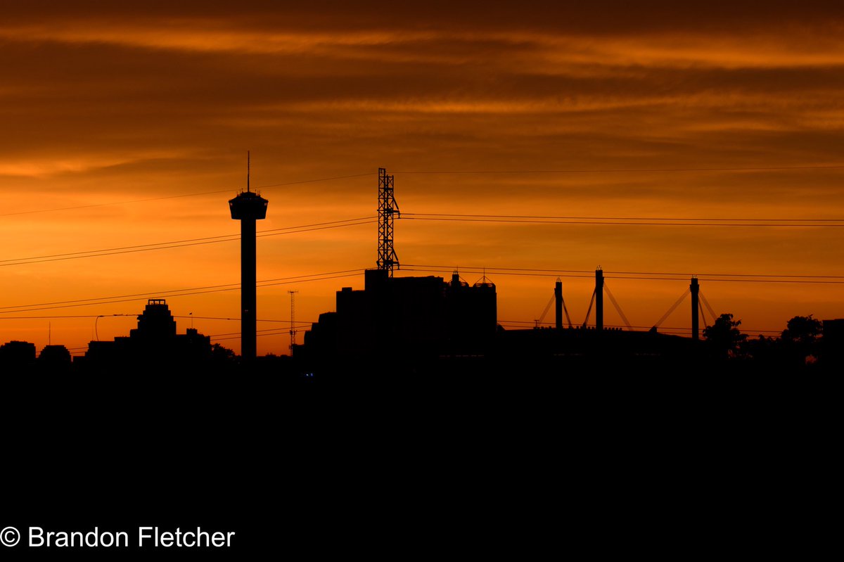 Bfletch_Photo's tweet photo. After every storm is a beautiful day. 

I knew I had to get out and see this. As a reminder, with everything that’s going on there are still beautiful things in this world. 

#sunsetphotography #sa #sasunset #towerofamericas https://t.co/dkNLz818y0