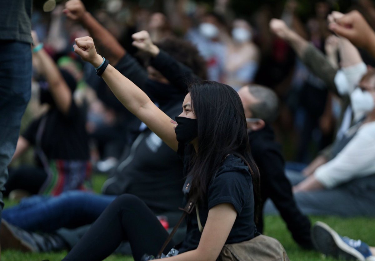 Some photos from the  #GeorgeFloyd vigil at Peninsula Park this evening. Hundreds filled the park to mourn Floyd and others, speak to the crowd and show solidarity with protests around the country. Will soon be marching to Justice Center downtown