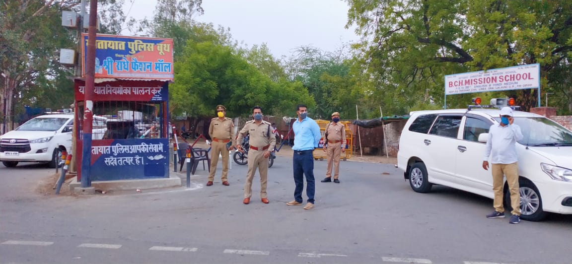 dmJalaun's tweet photo. "जनपदवासियों से अनुरोध हैं कि कृपया #SocialDistancing का पूर्ण ध्यान रखें"
#IndiaFightsCorona
#CCCMission
#ControlCoronaWithCoOperation
#JalaunFights
#MaintainSocialDistancing
#StayHomeStaySafe
#DistrictAdministrationAtYourService
@pankum79 @dgpup @Uppolice @adgzonekanpur https://t.co/xqo8hvrTHT