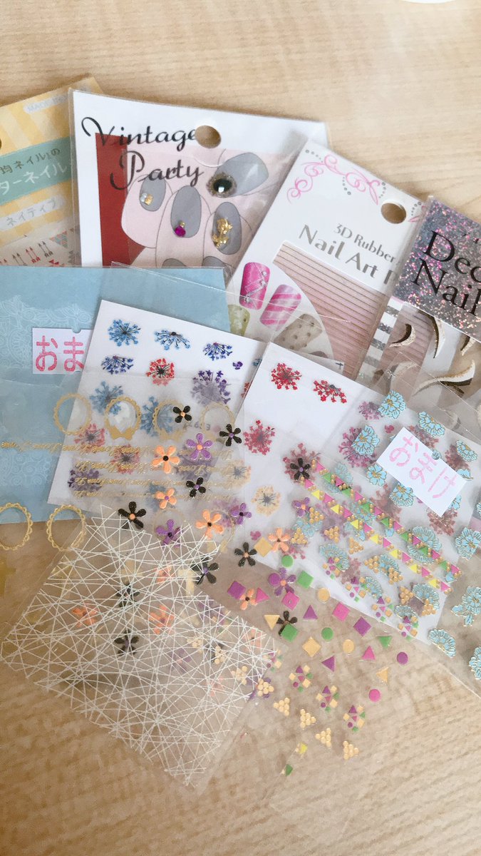 daEmiefa147's tweet photo. 私���マニキュアも楽しいんですけど、不器用で柄とかできないんですよねー😭」
先輩「え、いらないネイルシールあげる」
私「え"？！」
と言うわけでネイルシールもらったー✨職場の人たちが優しすぎて泣ける😭 https://t.co/6qx0YDslDE