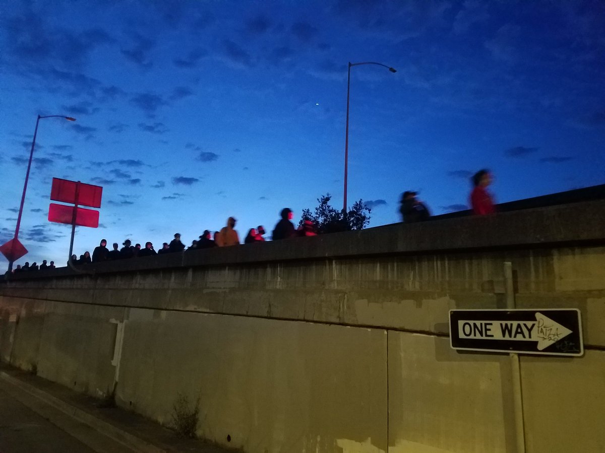 Hundreds made it up offramp on the other side of 880 in 5th St, but turned around after CHP vehicles on freeway ran sirens. Back on street level heading north on Jackson then west on 7th. Some remain at 880 on onramp. Protesters splintering a bit.