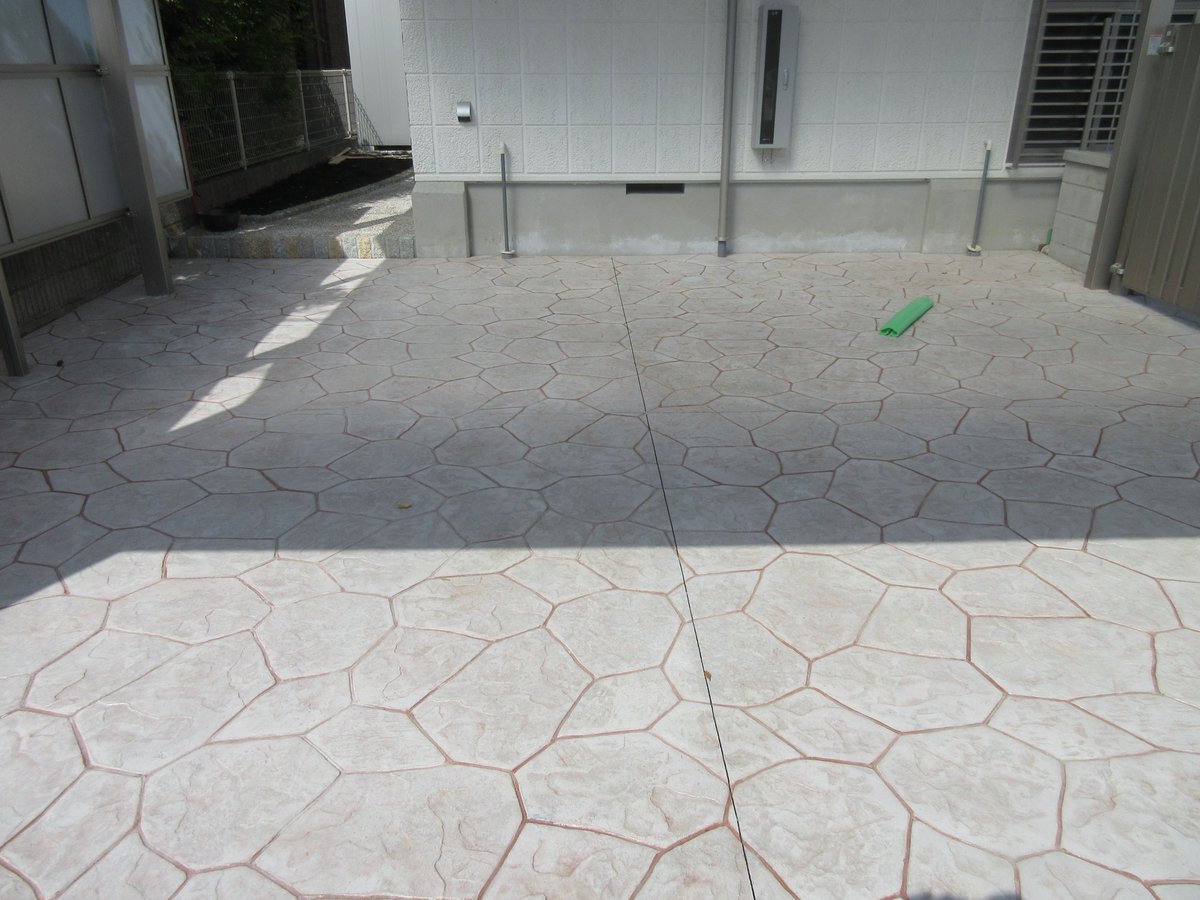 ユーアート 外構工事進行中です シャッターゲートは 大理石調のタイルを使用しています 駐車場の床はスタンプコンクリートです ワイドカーポートには隣地との目隠しパネルを使用しています 外構 エクステリア ユーアート ガーデン 住宅