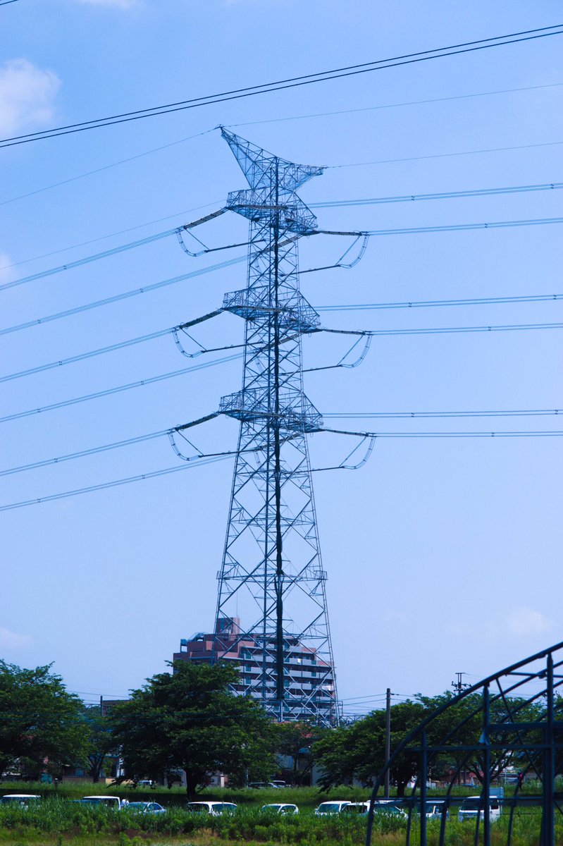 dozenjojo's tweet photo. いい天気
#鉄塔 #電線 #青空 https://t.co/6TYxKeqEjS