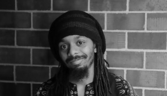whoumbrellaman's tweet photo. #PinkPizzaGuy appears to be an individual that goes by the name Elijah Easley, he is on staff for a local Minneapolis Community Outreach Program.  It appears he has a twitter as well , where he has posted about wanting to one day be a civil rights leader!
https://t.co/OMxCjKwCaA https://t.co/zCyiGgpLe8