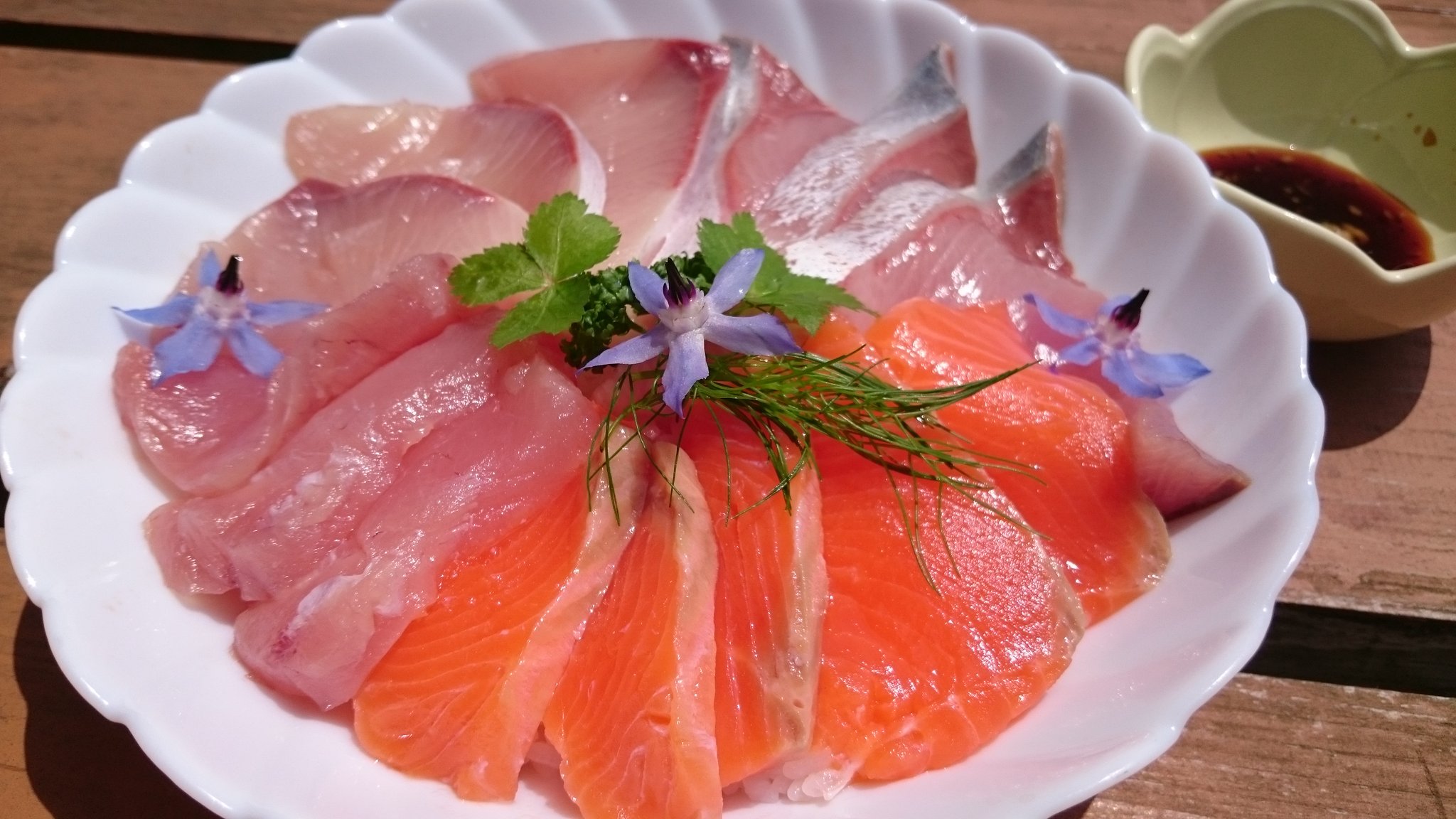 海 と うに １人前500円の海鮮丼 自家製 サーモントラウト 生キハダマグロ 養殖ブリ 天然ワラサ 超うまうま T Co Isf5eamlgw Twitter