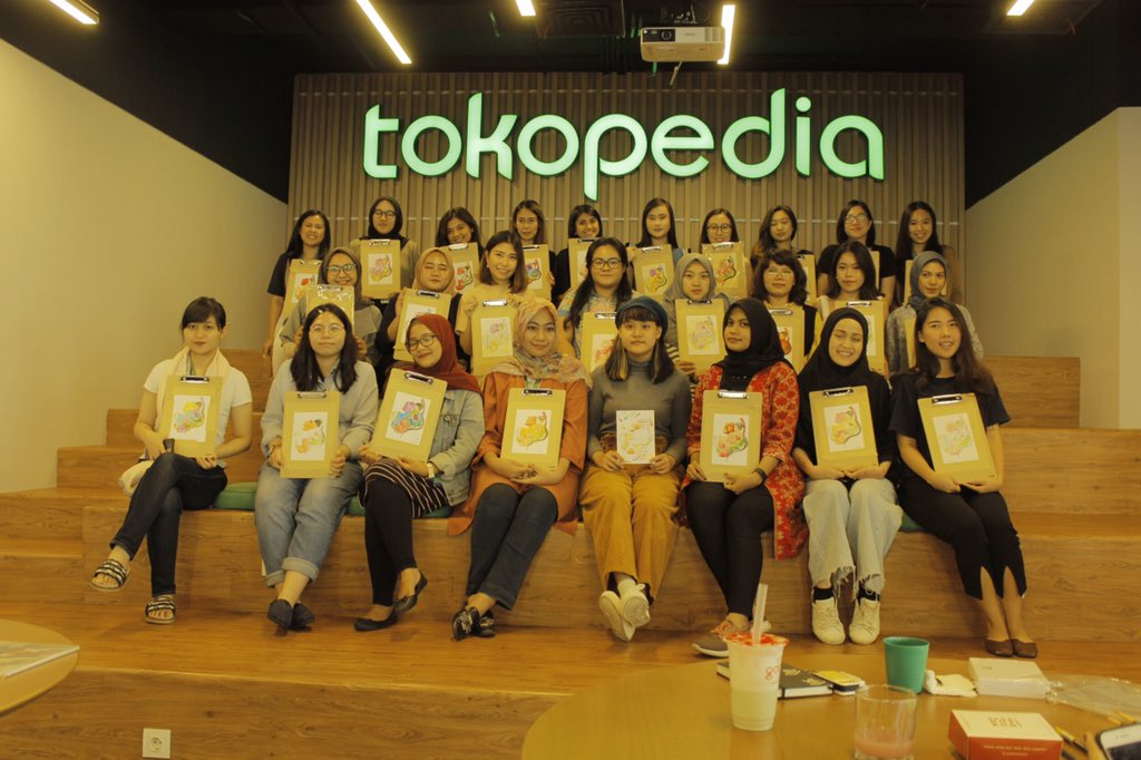 Liffi_Wongso's tweet photo. Throwback workshop watercolorku dengan #Joyko .Materi yg aku angkat yaitu stretch kertas, mixing dan blend warna pakai watercolor setnya Joyko ☺️
Asli karena pandemi ini aku jadi scroll gallery hp dan jdi kangen kegiatan” aku sebelumnya 😔
https://t.co/gW9bD1goF8 https://t.co/gWyStrzPLm